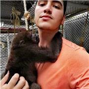 BIologo enseña ciencias naturales, quimica e historia a personas entre los 10-17 años